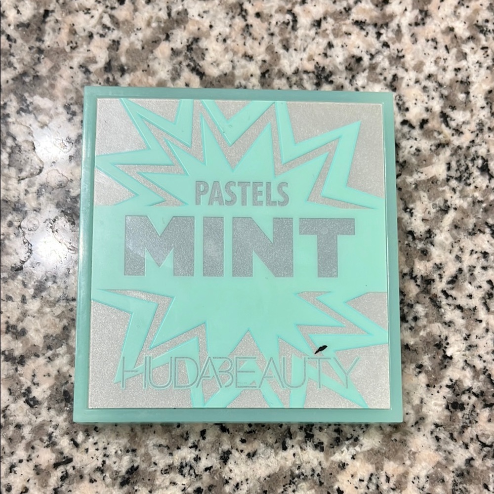 HUDA BEAUTY Mint Pastel Palette Mini